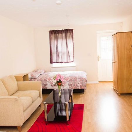 Queen Guest House Джилингам Екстериор снимка